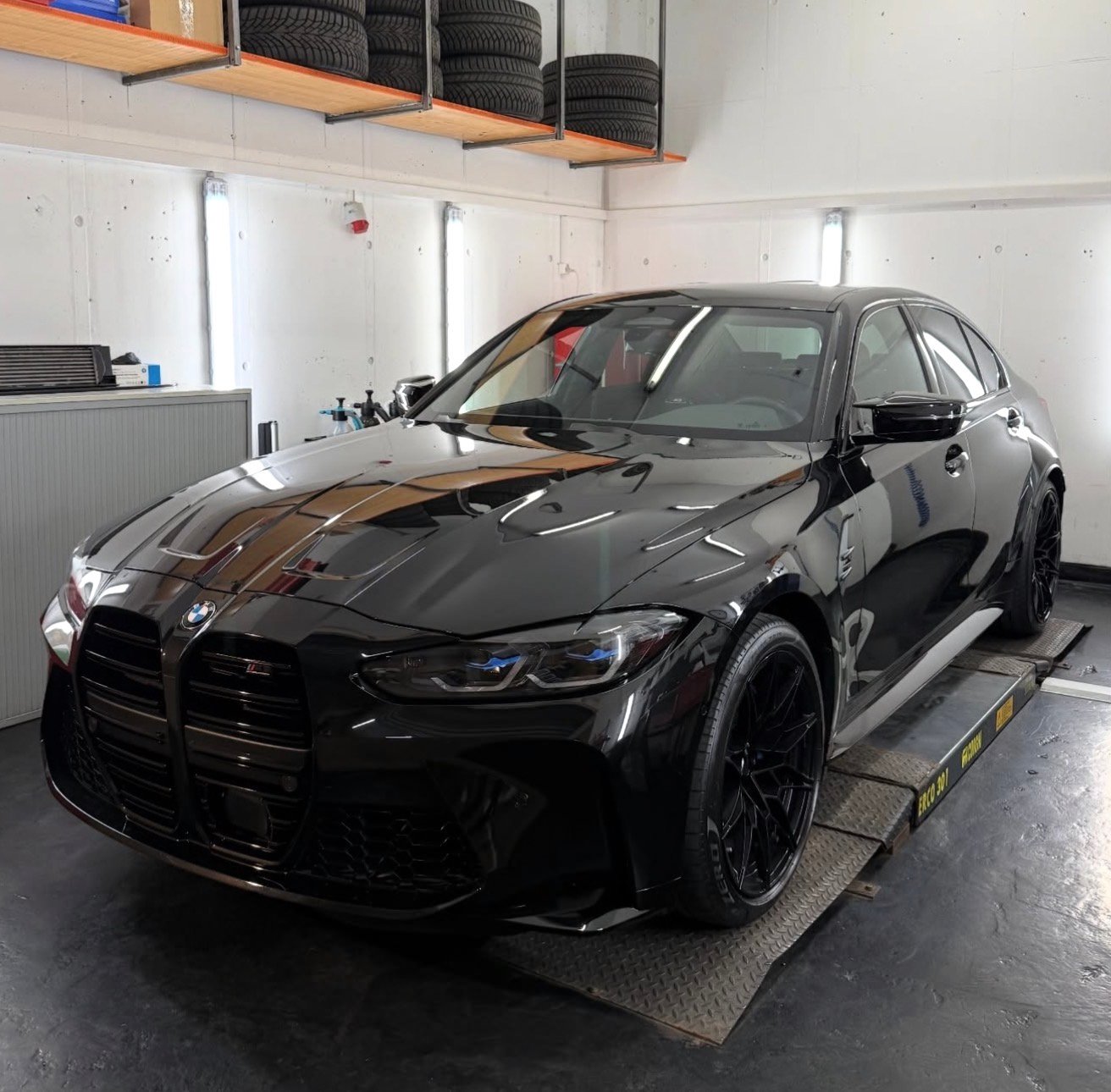 Schwarzer BMW M3 in der Detailing-Halle