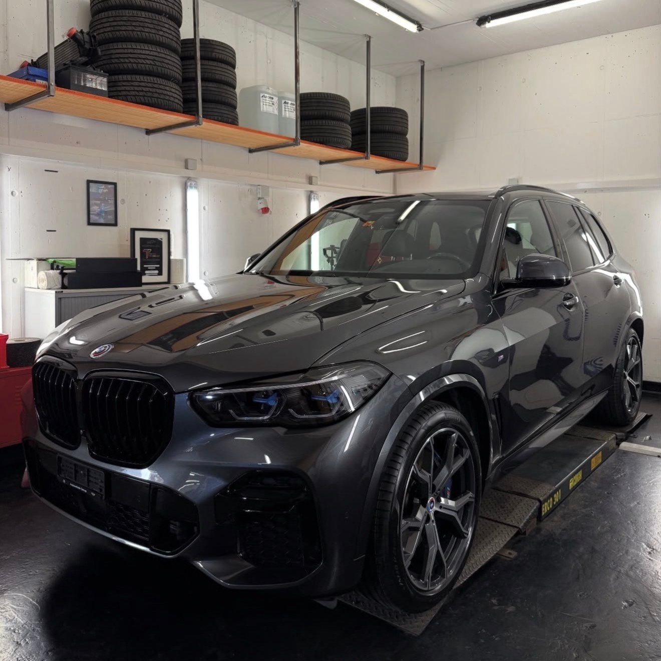 Grauer BMW X5 nach professioneller Pflege