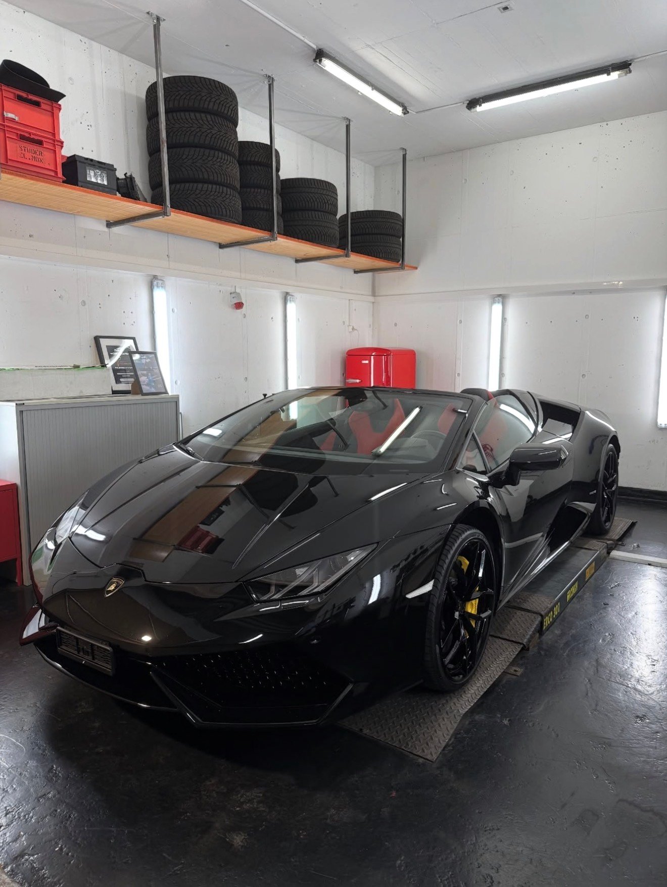 Schwarzer Lamborghini nach der Fahrzeugaufbereitung