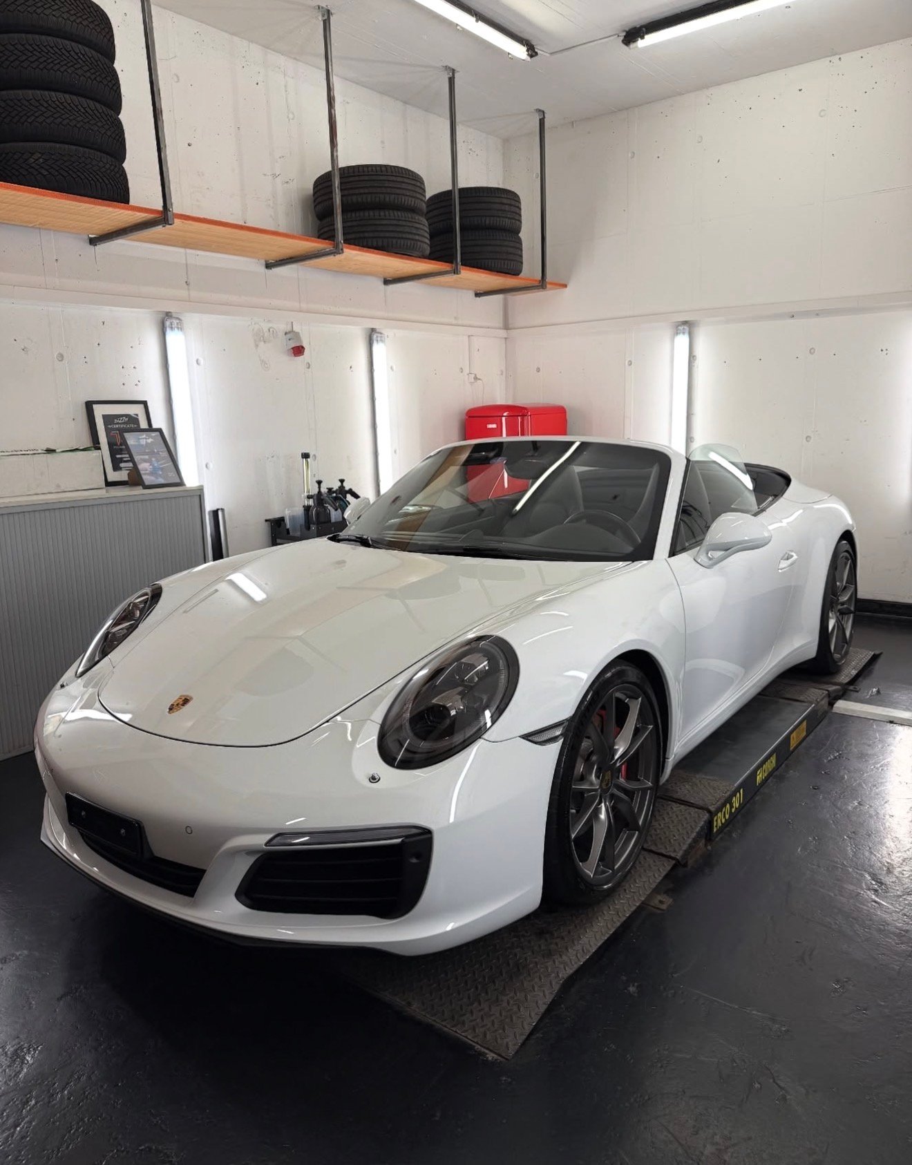 Weisser Porsche Cabriolet in der Detailing-Halle